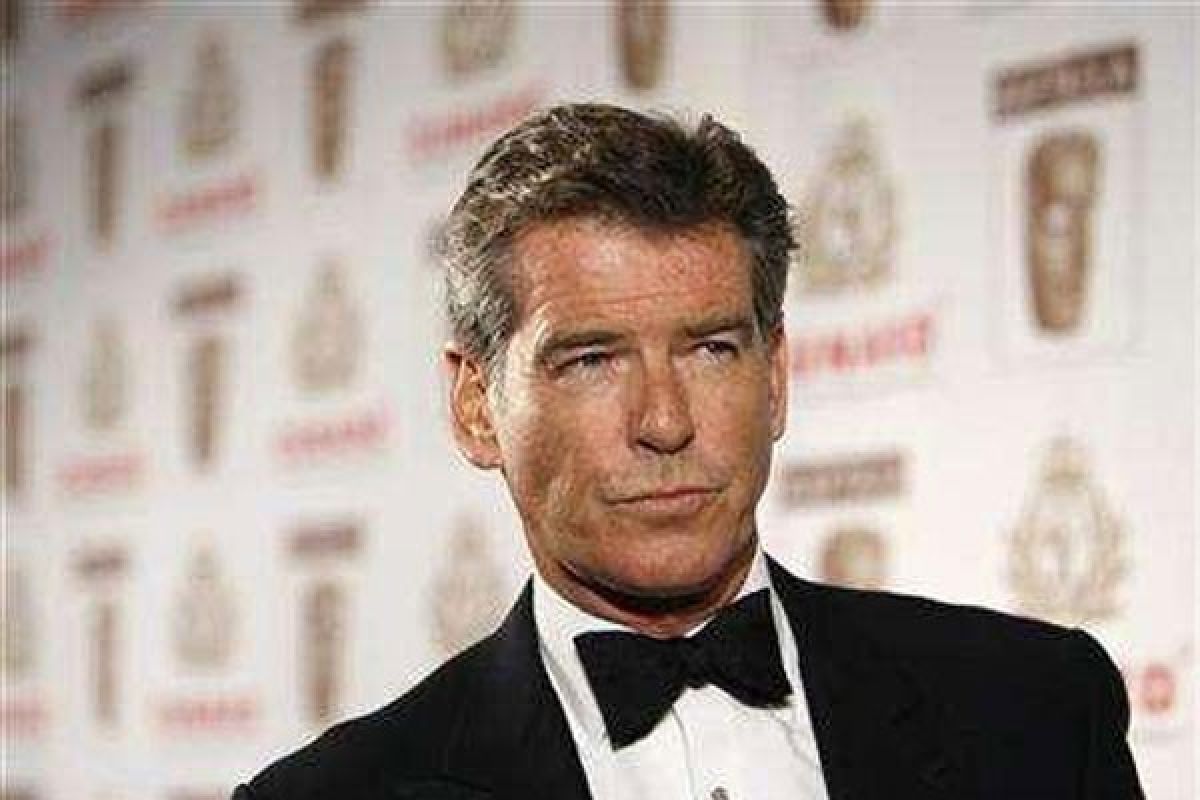 Saatnya agen 007 berkulit hitam, kata Pierce Brosnan