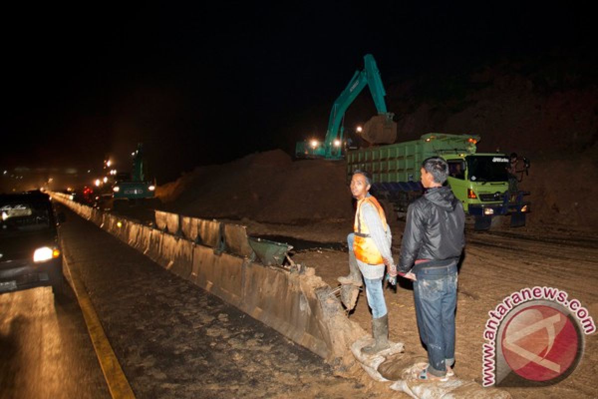 Tanah longsor timbun tol Purbaleunyi KM 100 jalur B