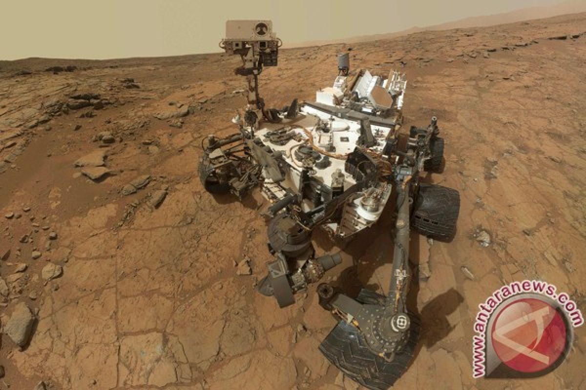 Robot Curiosity mengebor batuan Mars