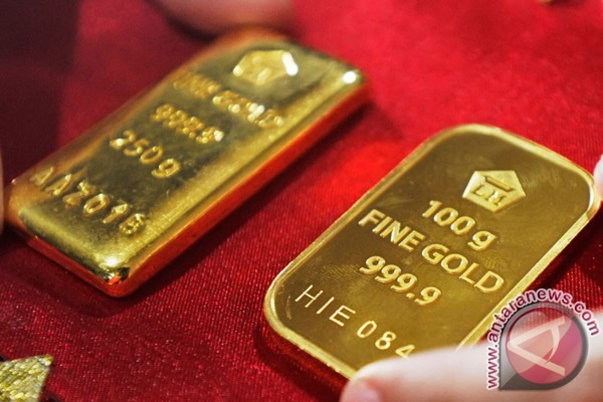 Emas naik setelah data ekonomi suram dan dolar melemah
