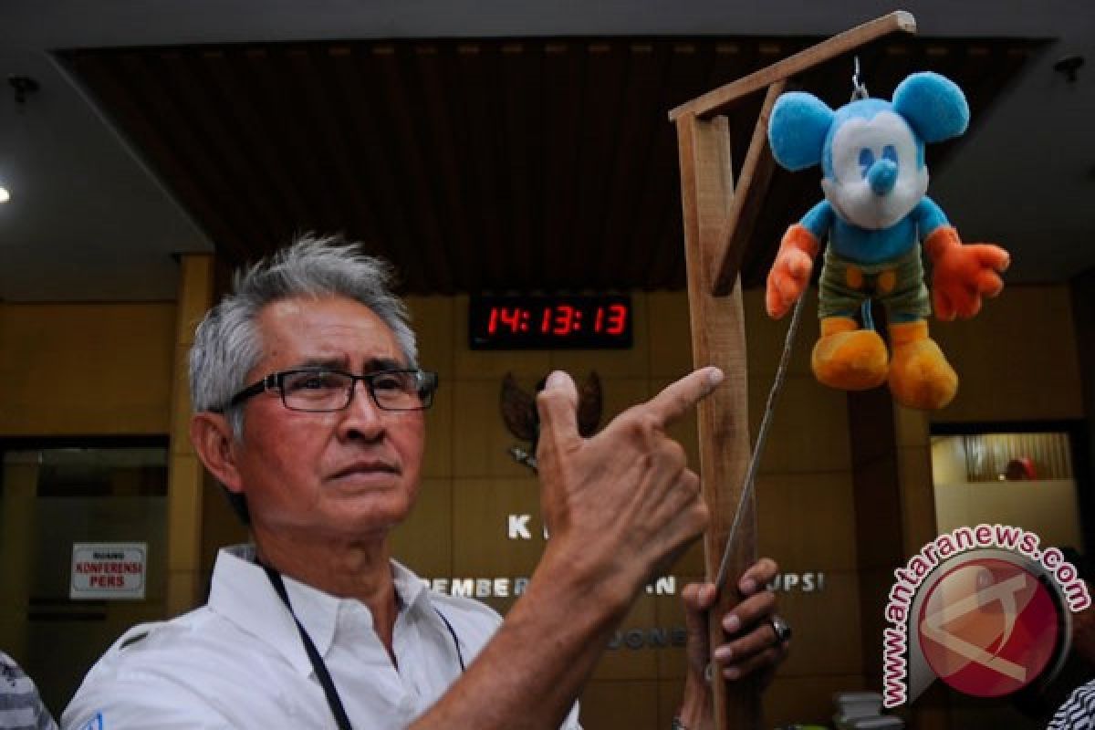 Pong Harjatmo gantung boneka tikus di KPK 