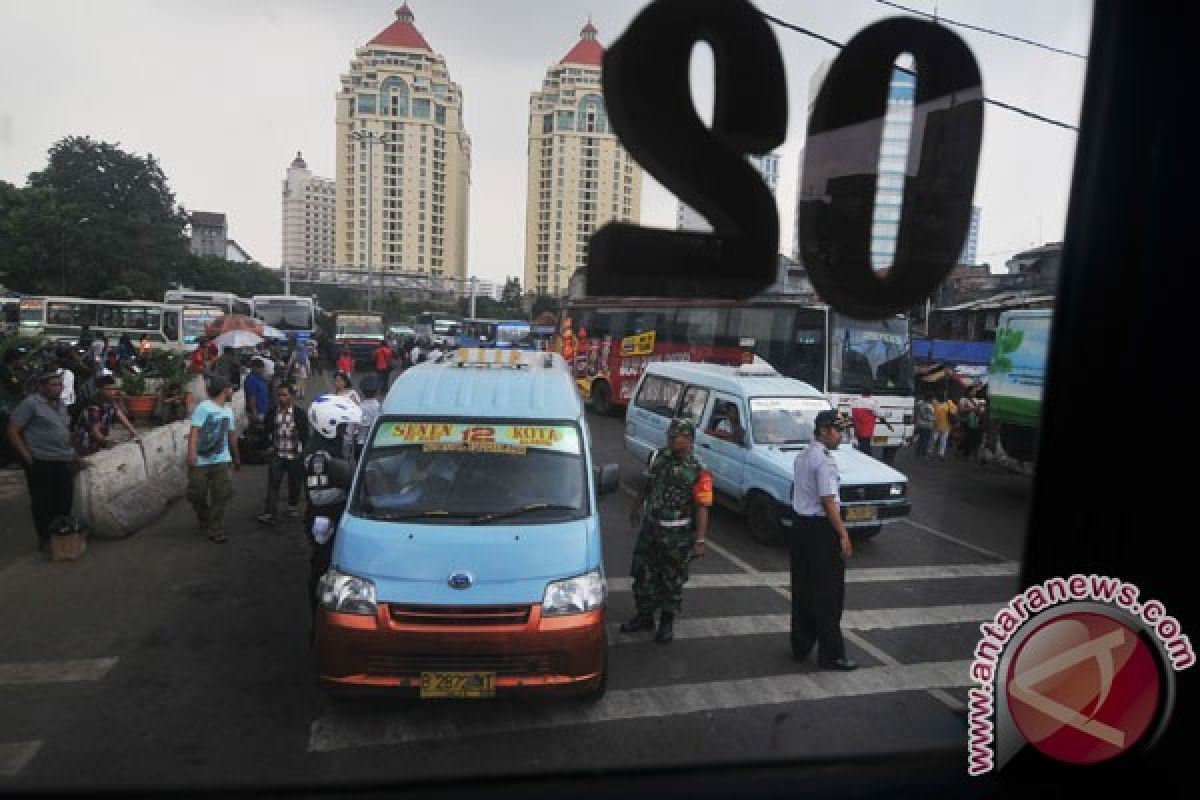 Tangsel intensif copot stiker caleg di angkot