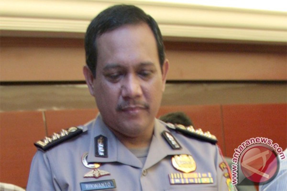 Polisi sterilkan barang bawaan pengunjung sidang Hercules