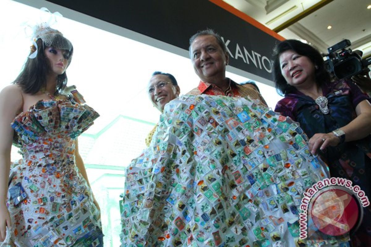 Pos Indonesia pamerkan gaun bertabur prangko
