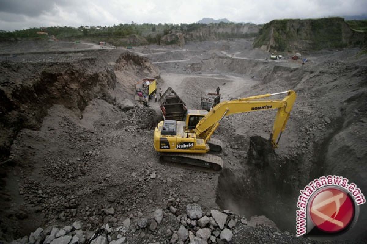 Aktivitas penambangan di lereng Merapi masih berlangsung