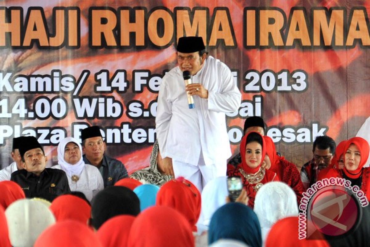 Fans of Rhoma Irama bagikan kebutuhan pokok Ramadhan