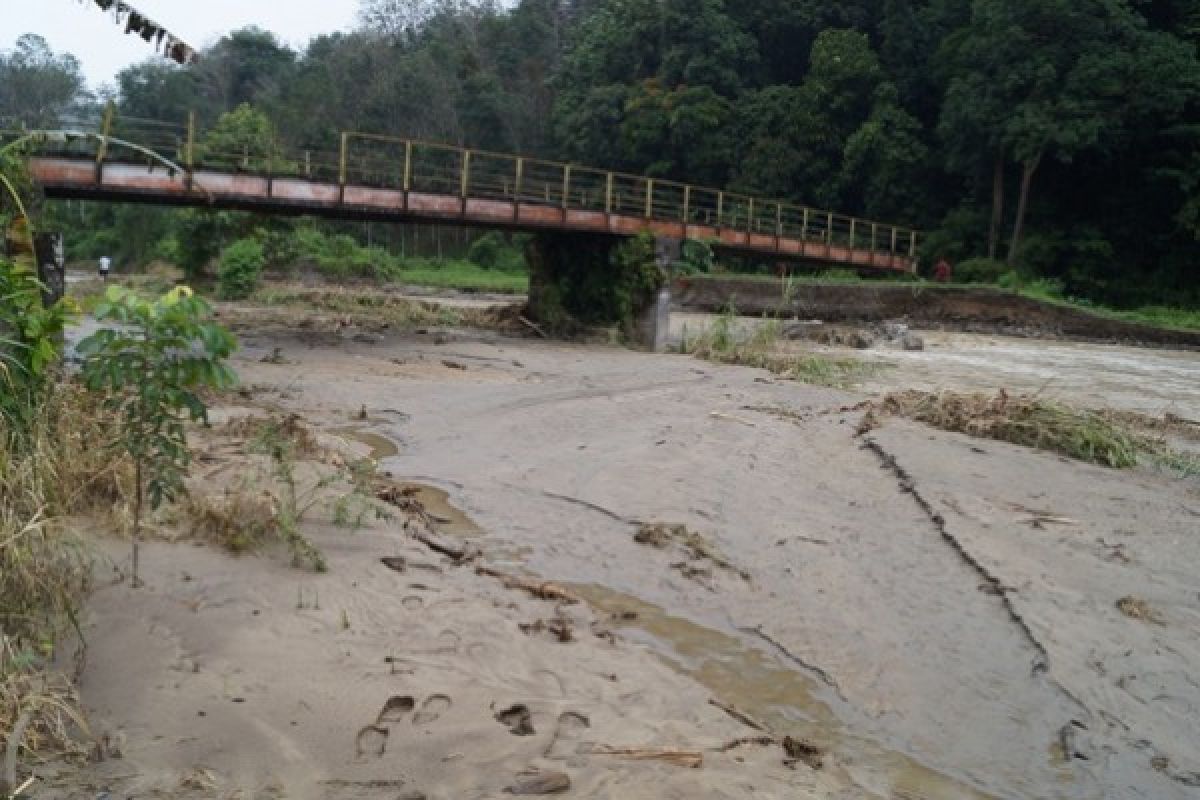 Tiga Jembatan Putus,  Ratusan KK Terisolasi