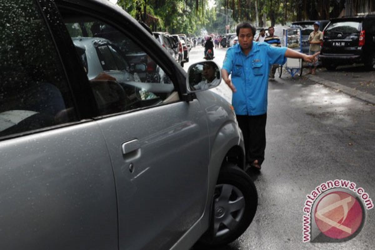 Juru parkir dadakan dulang rejeki di HUT Jakarta