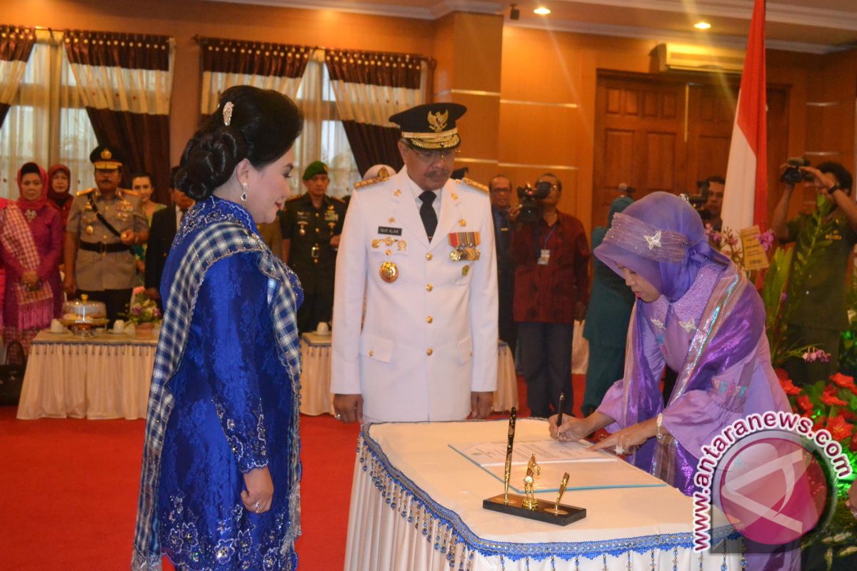 Hj.Tina Nur Alam Pimpin PKK-Dekranasda Sultra