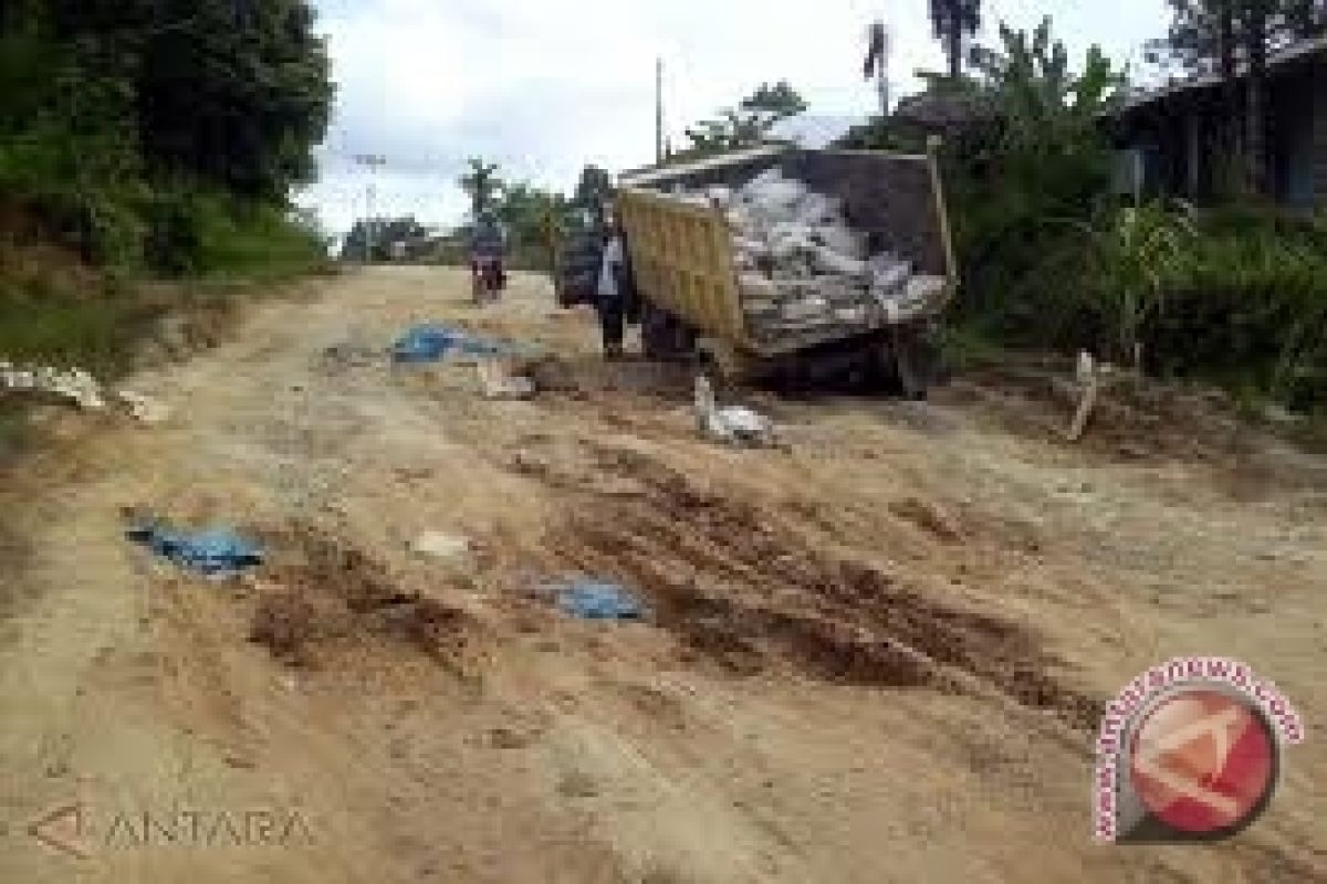 Warga Bangka Tengah Keluhkan Ruas Jalan Rusak