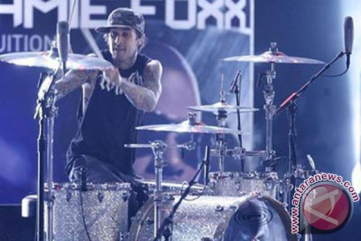 Blink-182 batalkan konser karena kesehatan Travis Barker menurun