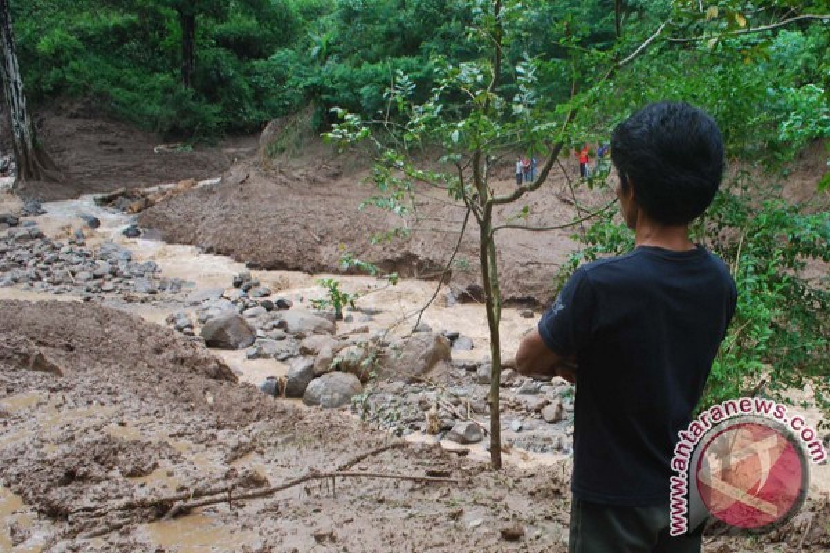 20 rumah warga Batang terancam longsor