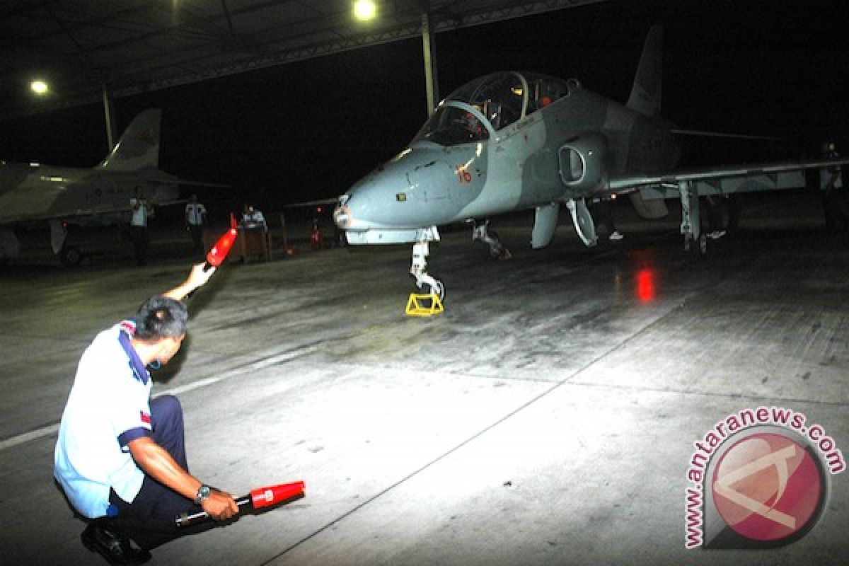 Fighter TNI AU berlatih terbang malam