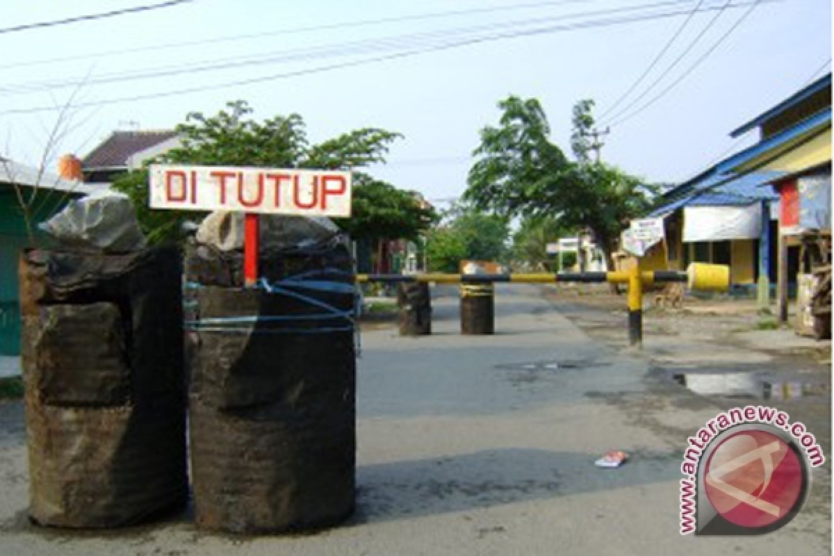 Warga Tutup Jalan Milik PT Conch