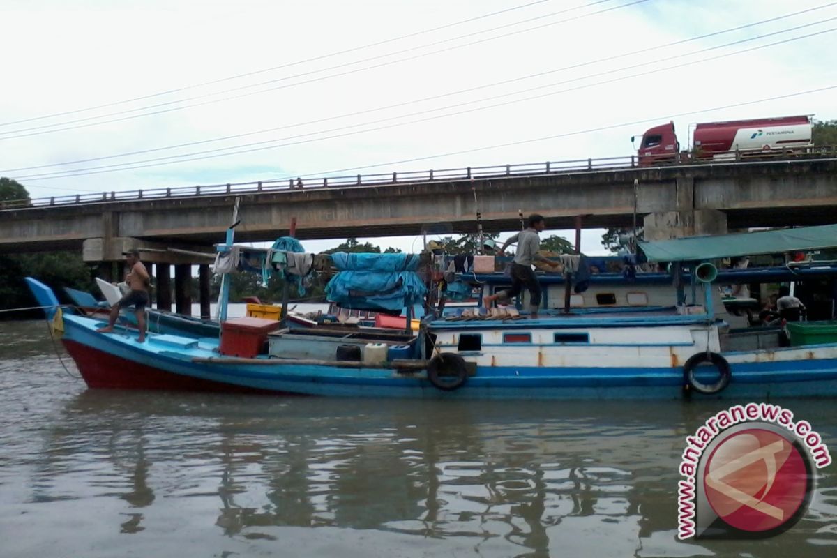 Kapal Nelayan Belitung Kandas di Muara Sungailiat