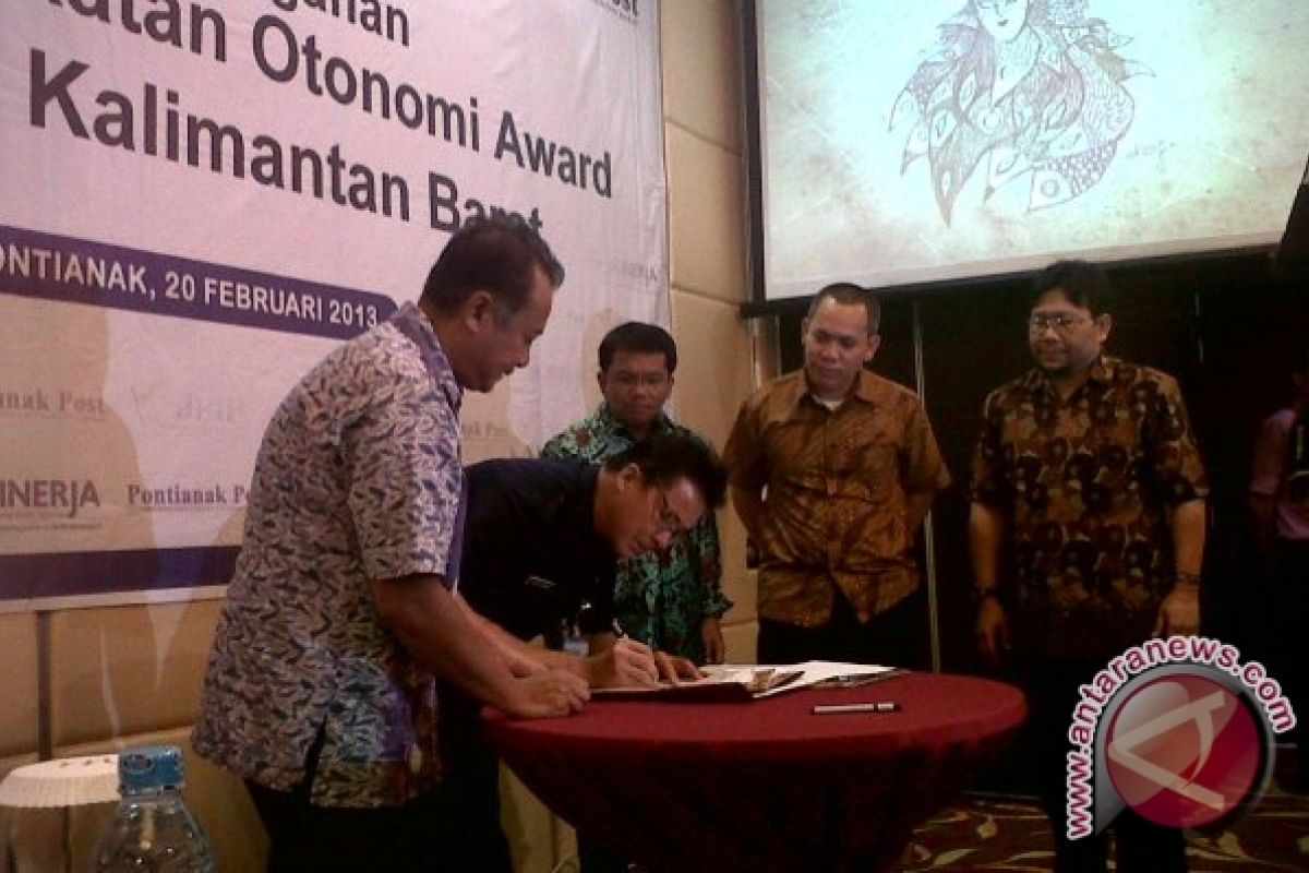 Pemprov Kalbar, JPIP dan Pontianak Post Selenggarakan Otonomi Awards