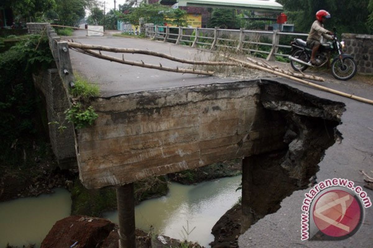 Jalur Ponorogo-Pacitan terputus akibat jembatan runtuh