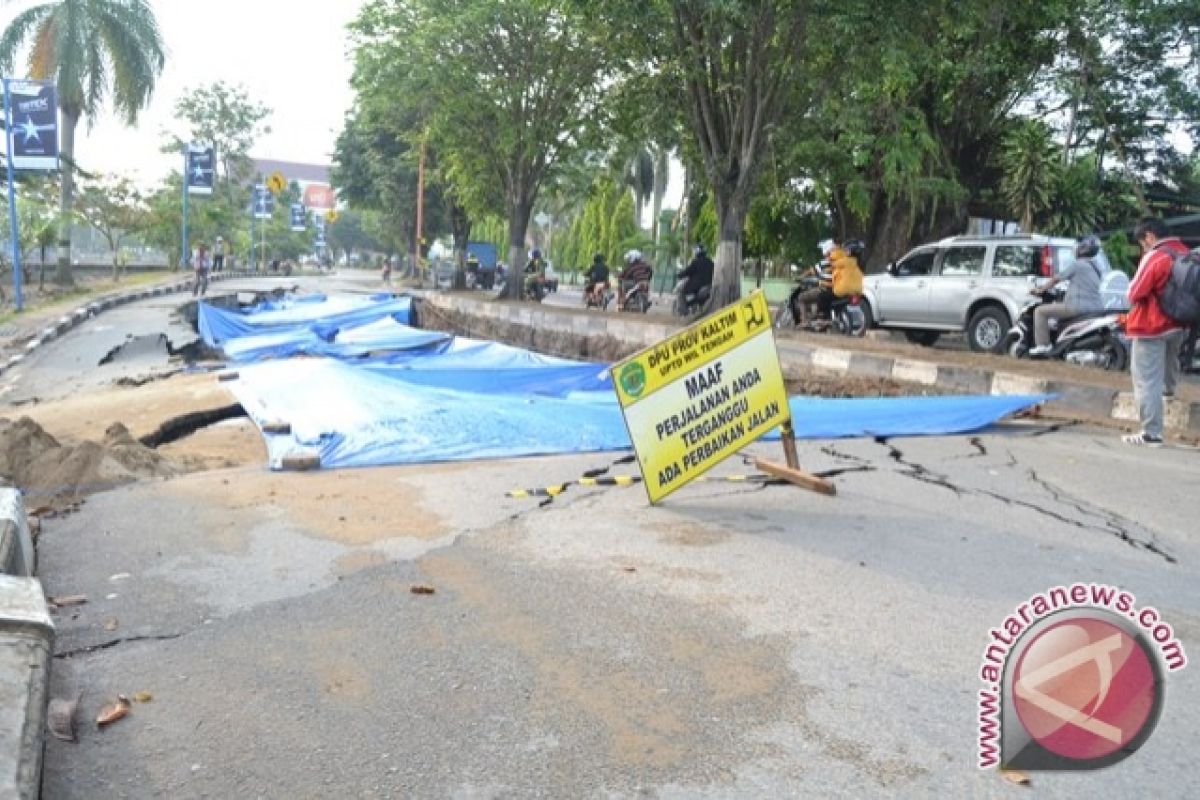 Dua Kelurahan di Kukar Terisolir Akibat Jalan Ambles 