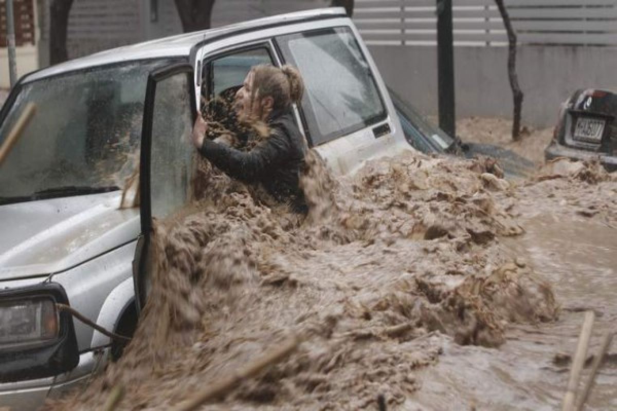 Athena diterjang banjir bandang