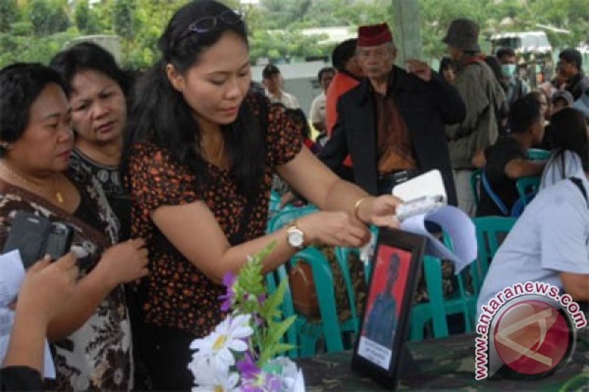 Keluarga sambut tujuh jenazah TNI