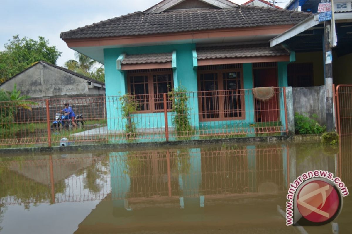 Warga pemukiman elite di Palembang kebanjiran