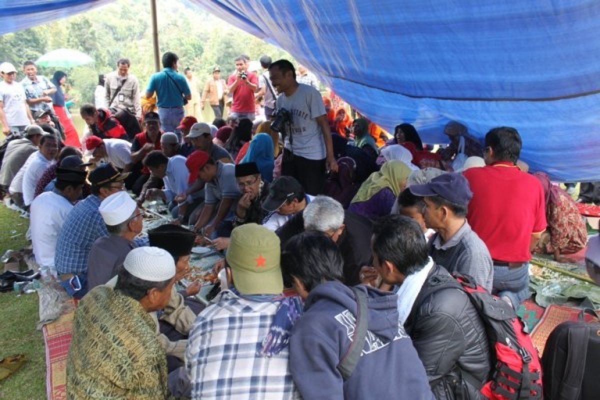 Tim Ekspedisi Disuguhi Makan Siang Beralasan Daun Pisang