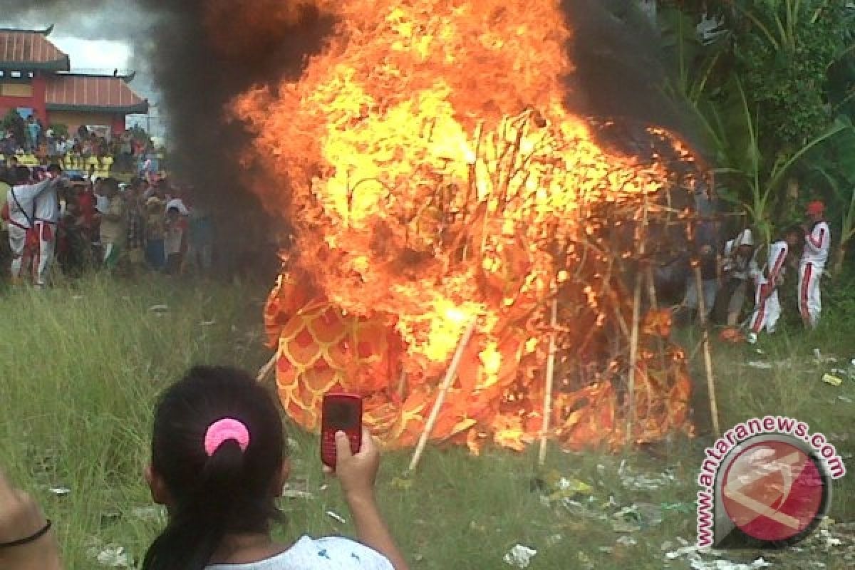 Warga Tionghoa Berebut Abu Sisa Bakar Naga