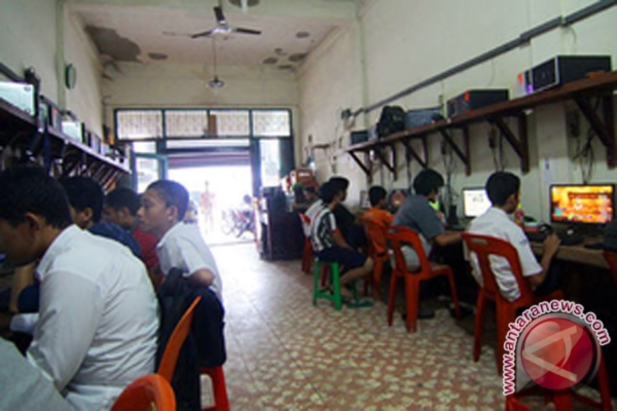 Warga Sampit Keluhkan Warnet Beroperasi 24 Jam