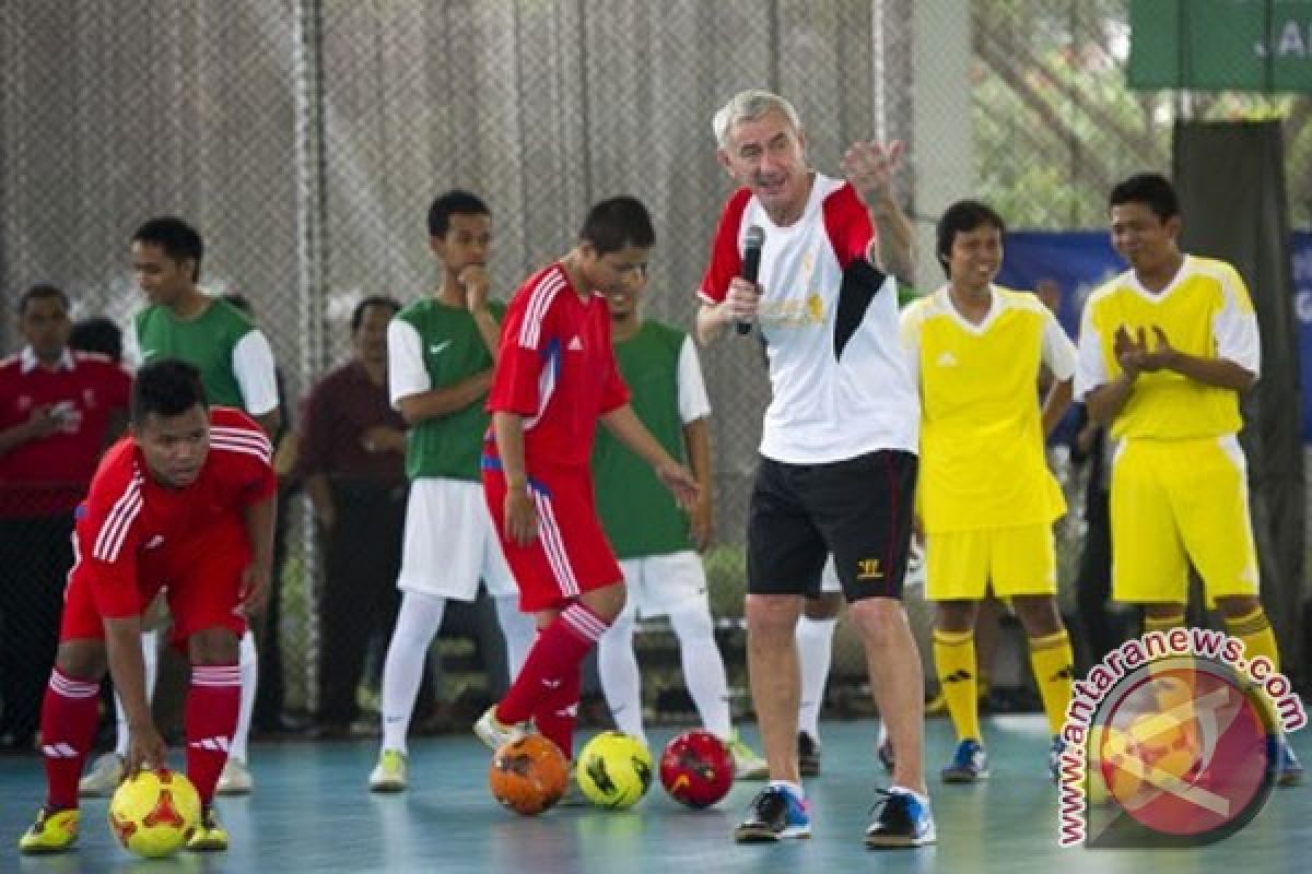 Liverpool FC berbagi dengan anak yatim