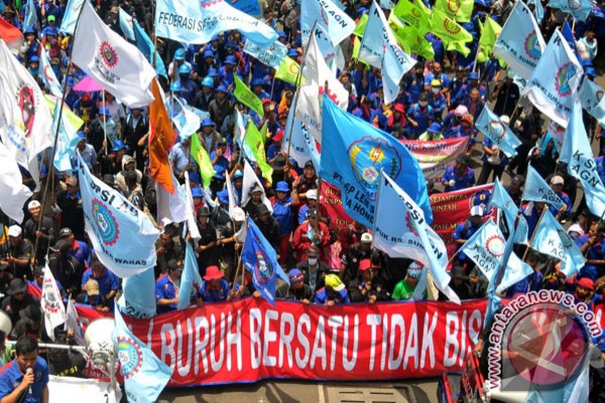 May Day, ribuan buruh Banten lakukan bakti sosial