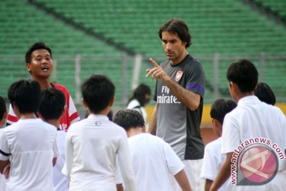 Pires: tak mustahil pemain Indonesia tampil di Arsenal