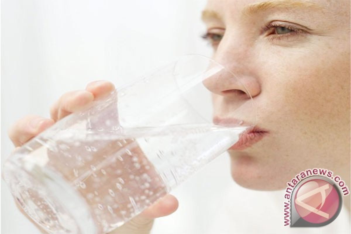 Minum air secukupnya secara bertahap agar tak overhidrasi