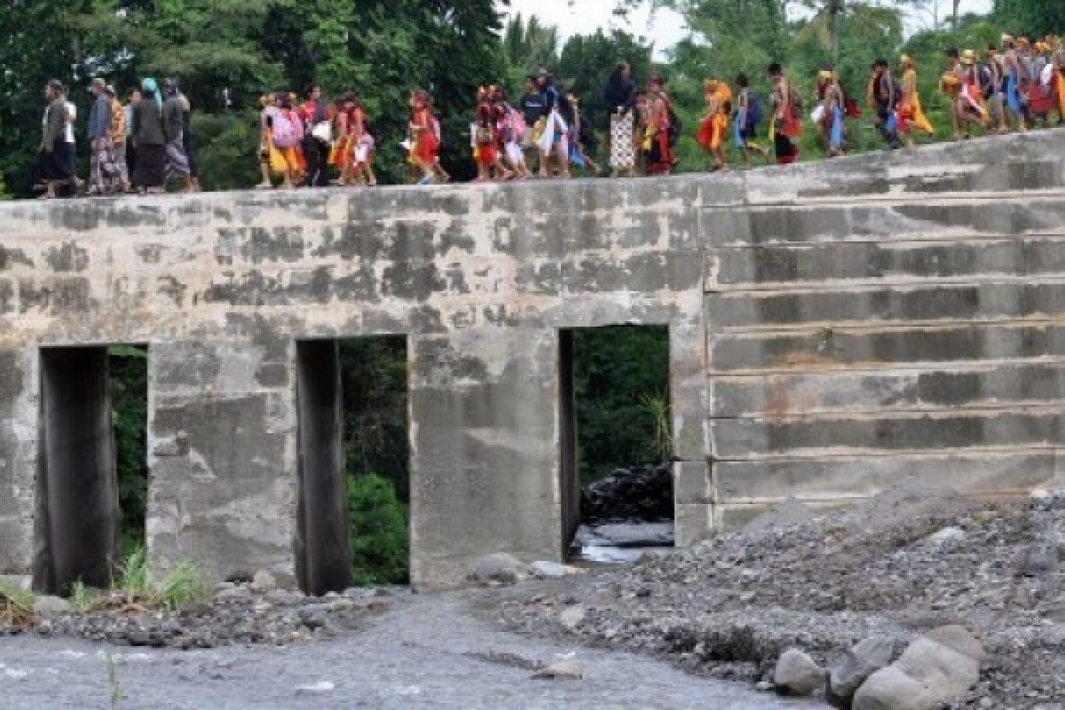 'Sedekah Gunung' Supaya Anak Makin Cinta Merapi