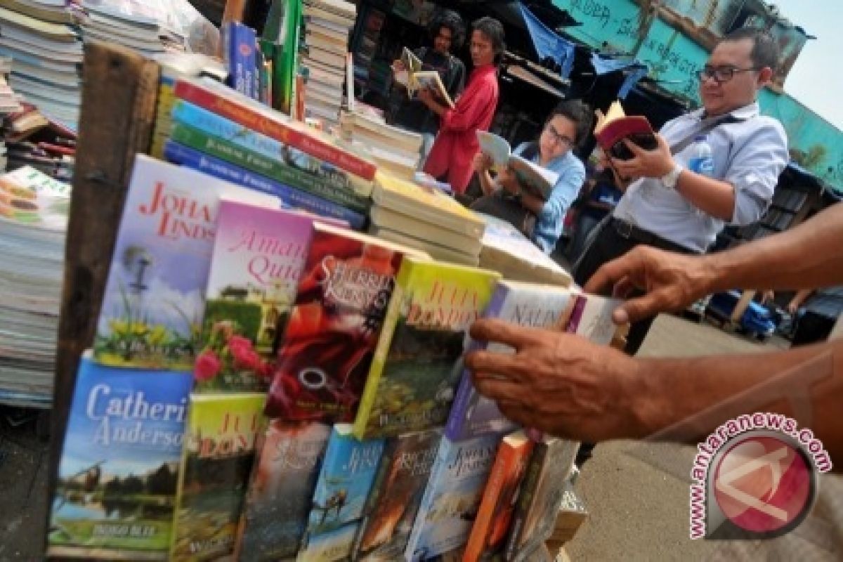 Harga buku di Indonesia jauh lebih mahal negara lain