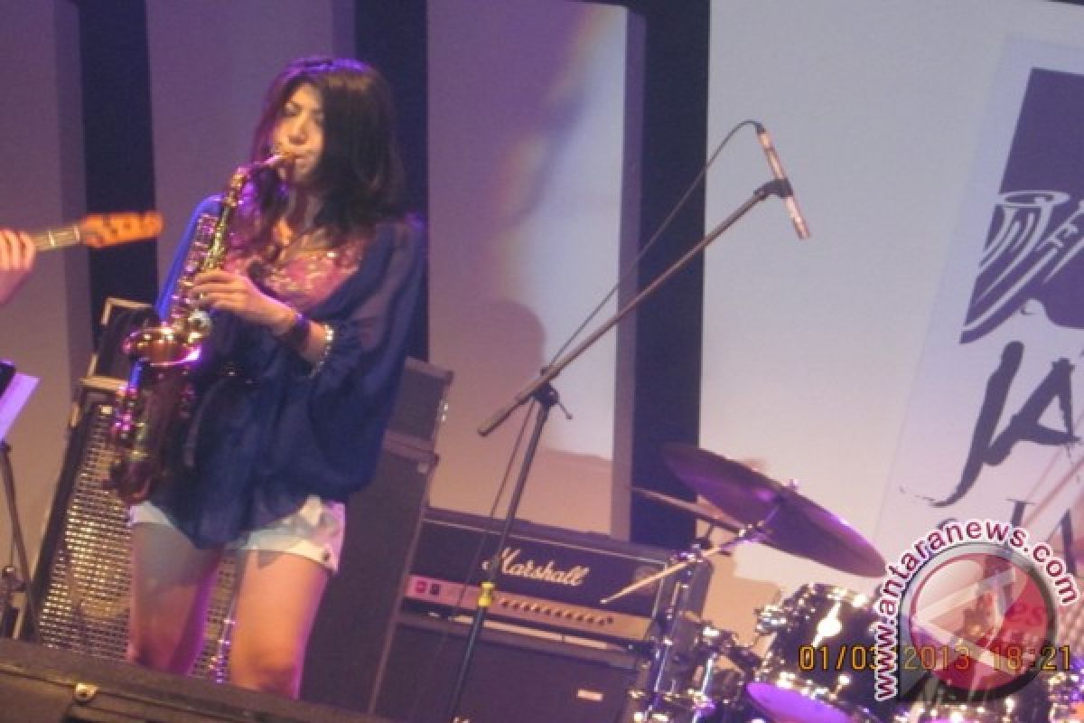 Kaori Kobayashi tampil seksi di Java Jazz