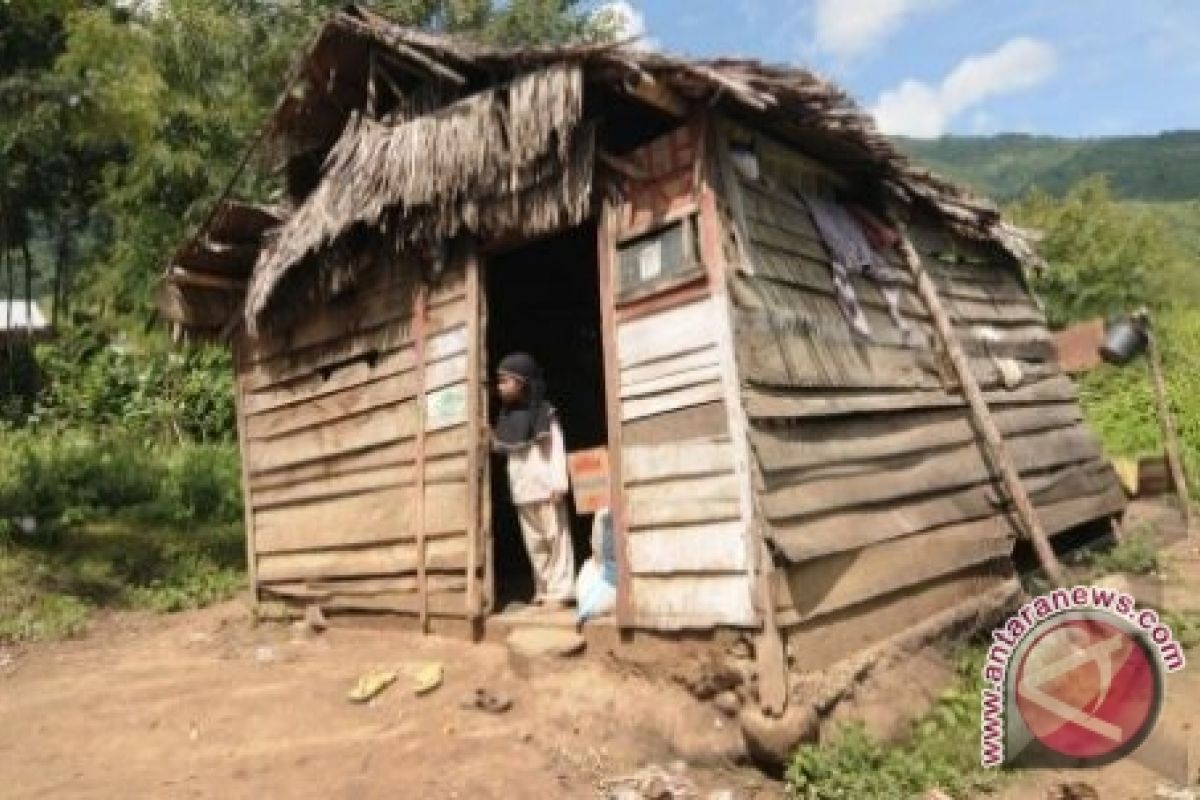 Pemkab membantu membangun rumah tidak layak huni