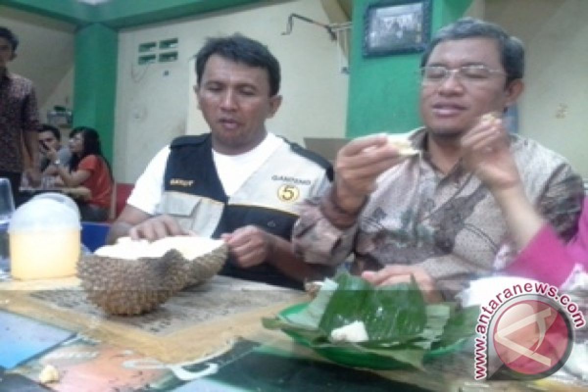 Cagub Sumut dan Cagub Jabar makan durian 
