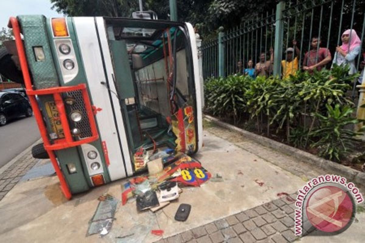 Kopaja terbalik di Sudirman, satu tewas