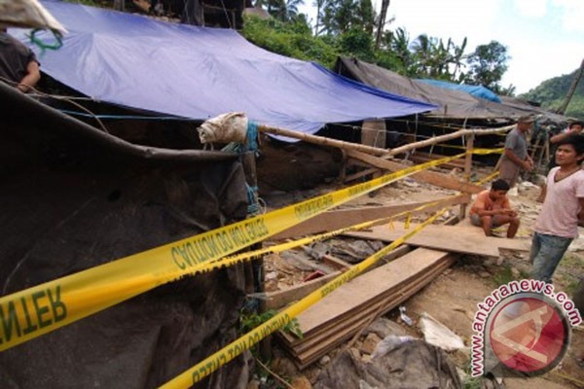 Tim SAR evakuasi korban longsor di Bogor