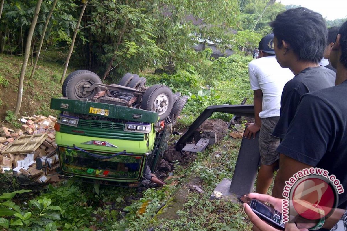 Truk Pengangkut Keramik Masuk Jurang