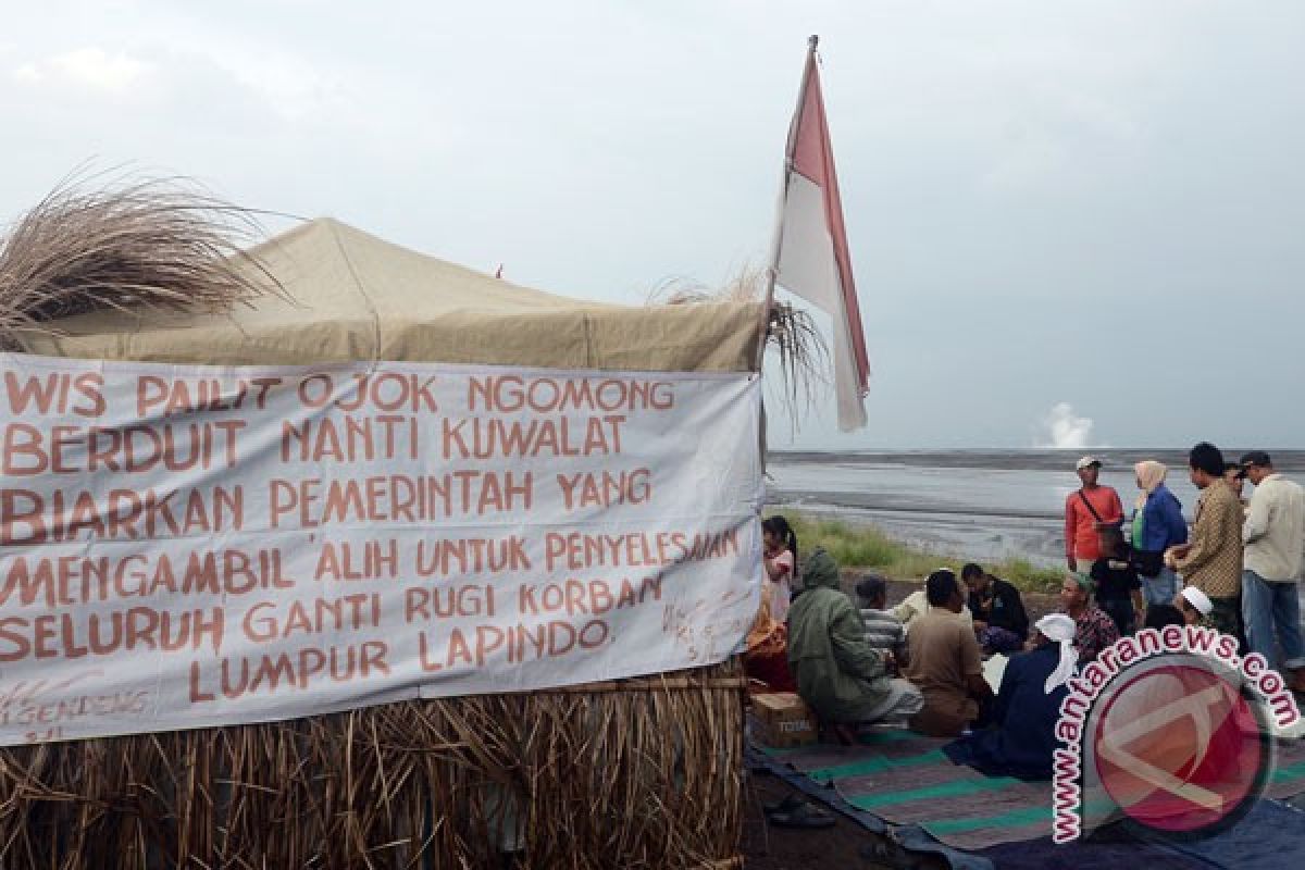 Seniman sindir penanganan korban lumpur