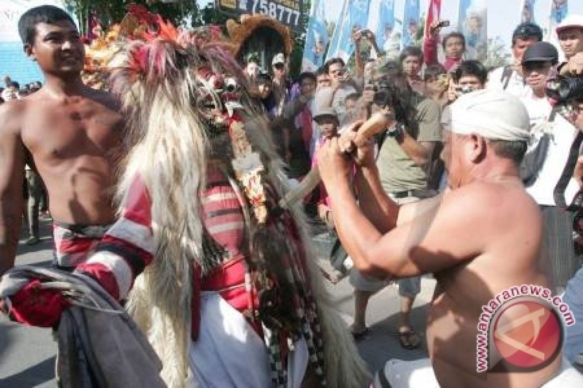 Topeng Rangda pesona festival "Kukeri" Bulgaria