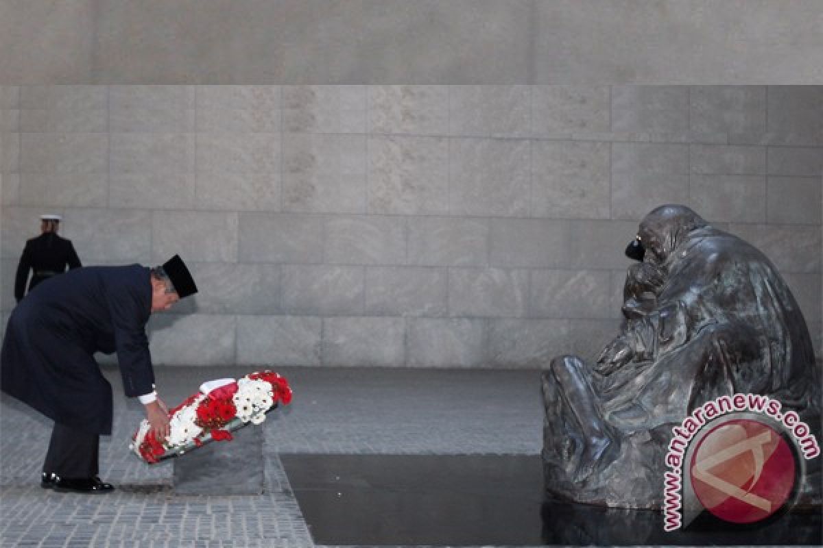 Karangan bunga Presiden RI di monumen Neue Wache