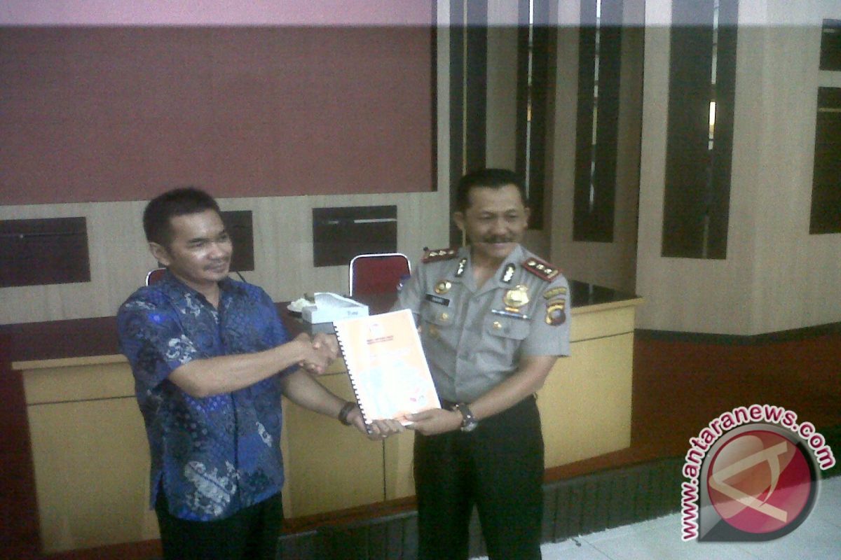 KPU Serahkan Jadwal Pilkada Ke Polresta Pontianak 