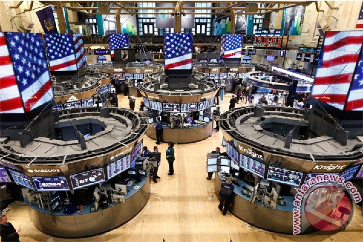 Indeks Dow dan S&P di rekor baru sedangkan Nasdaq turun