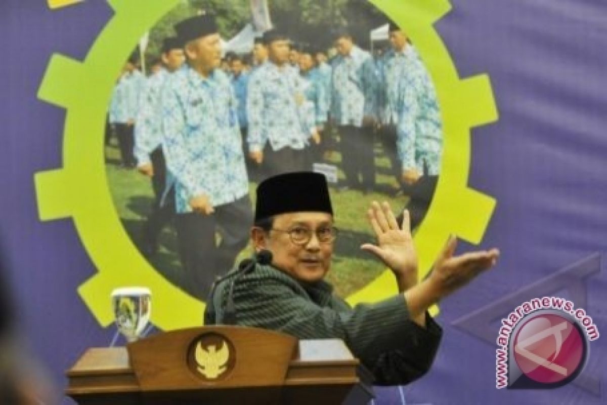 Habibie: Pejabat Negara Jangan Pimpin Parpol