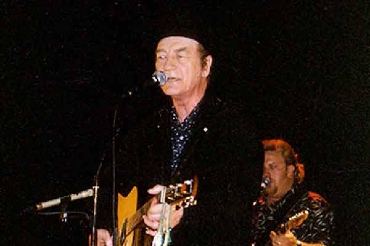 Penyanyi country Stompin' Tom Connors tutup usia