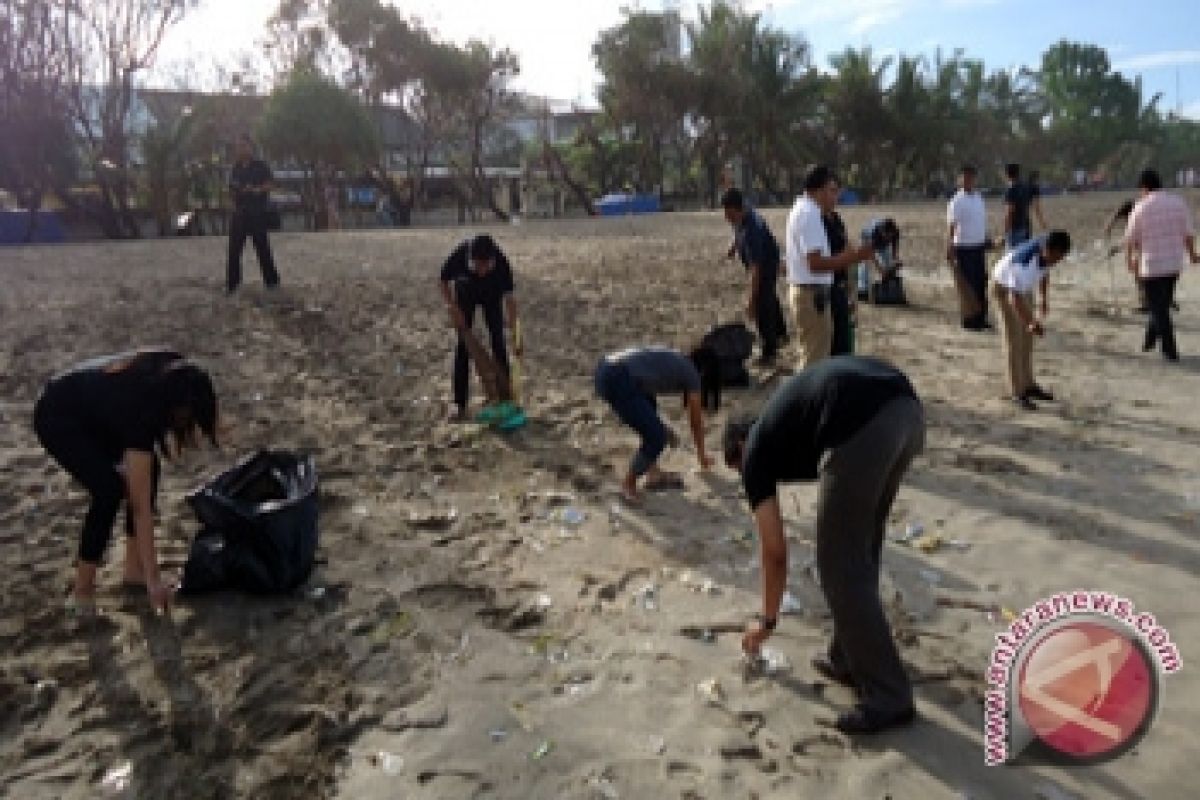 Grand Istana Rama Bersihkan Pantai Kuta