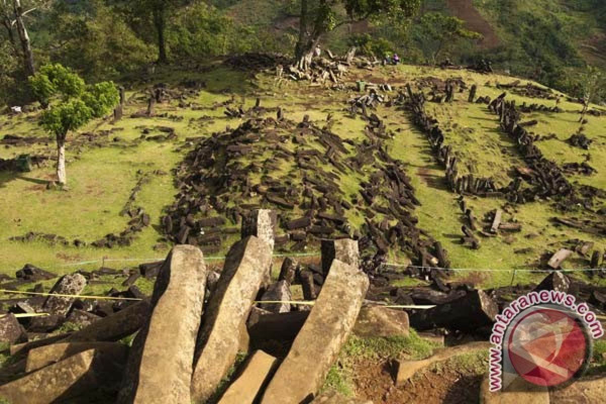 Terasering di lereng Gunung Padang mulai tersingkap