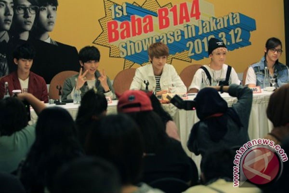 Sandeul B1A4 rayakan ulang tahun di atas panggung